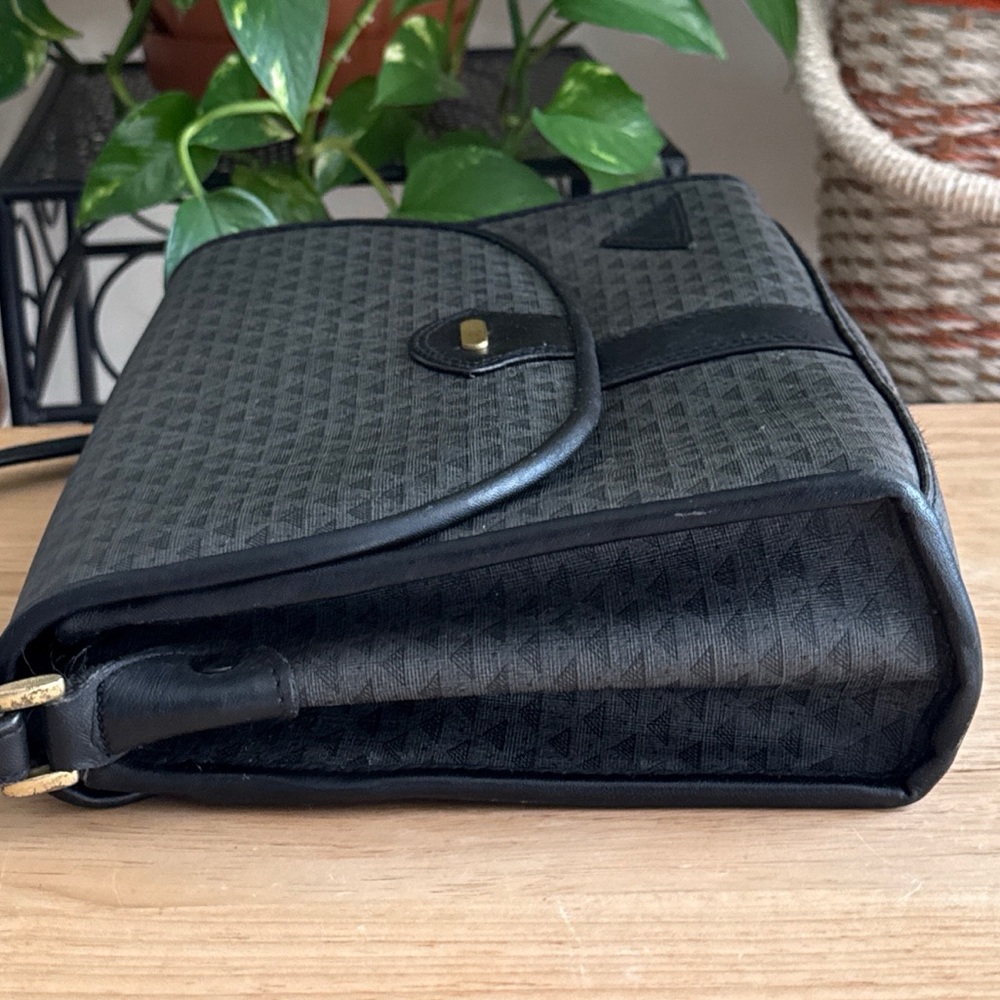 Vintage 1980s Liz Claiborne Gray Black Geometric Leather Trim Envelope Crossbody - Picture 5 of 16
